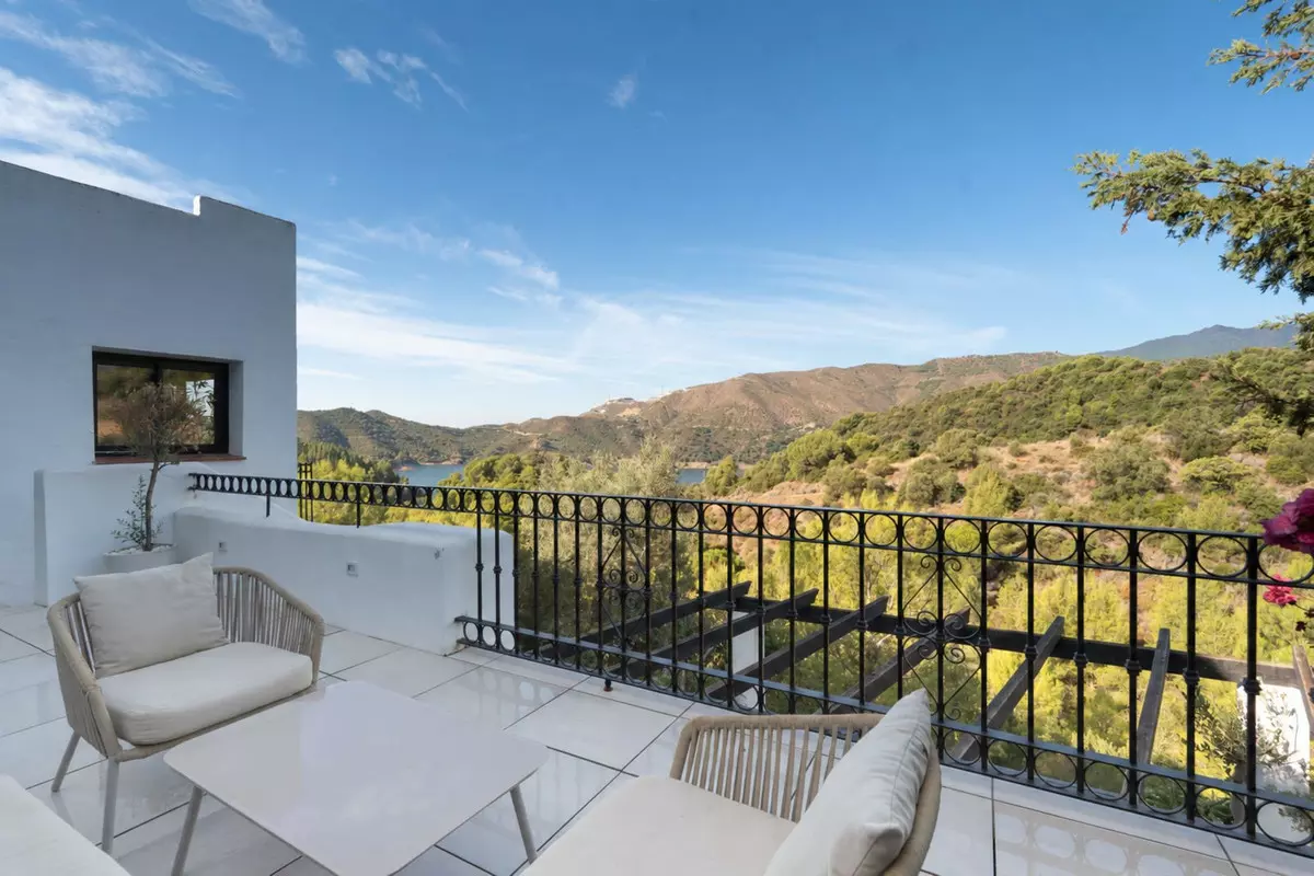 3-bedroom Villa In Istan, Spain (144 M²)