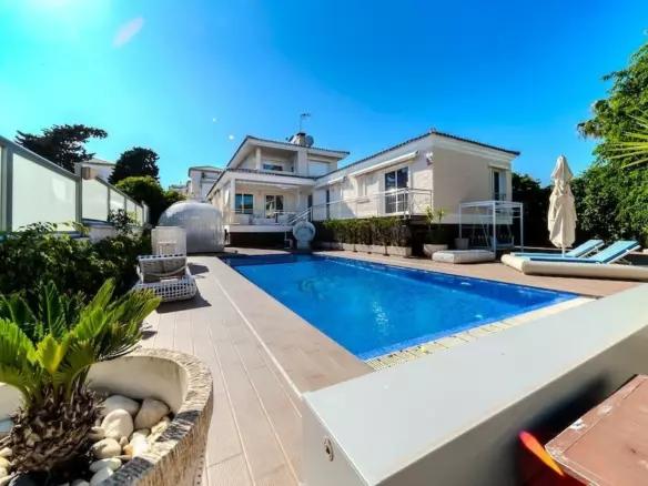 5-bedroom Villa In Torrevieja, Spain (438 M²)