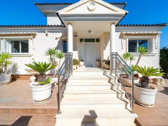 5-bedroom Villa In Torrevieja, Spain (438 M²)
