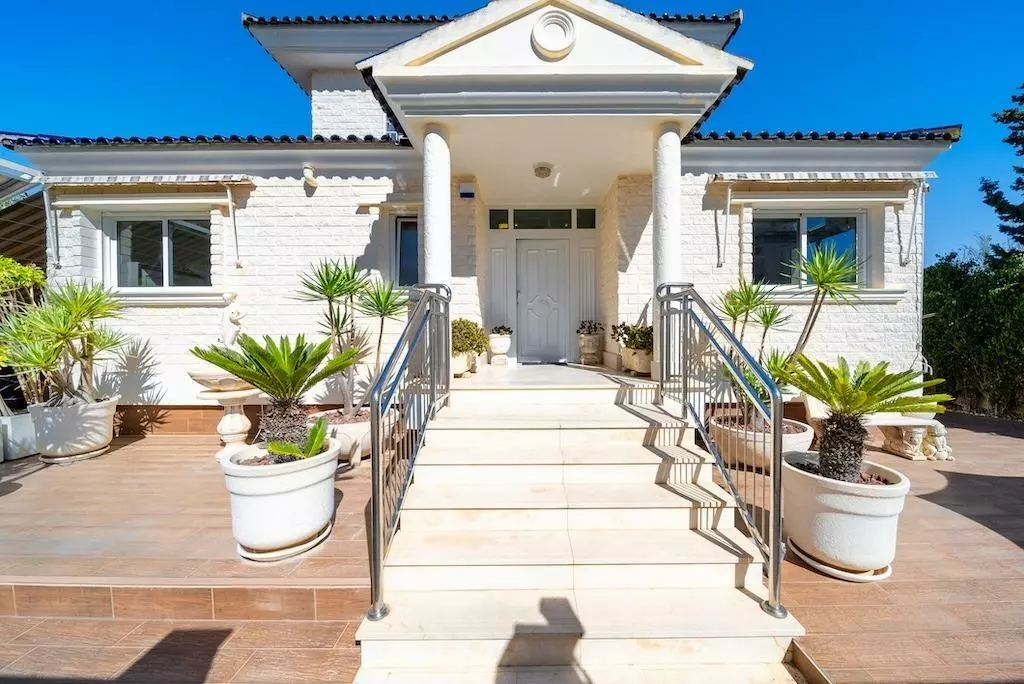 5-bedroom Villa In Torrevieja, Spain (438 M²)