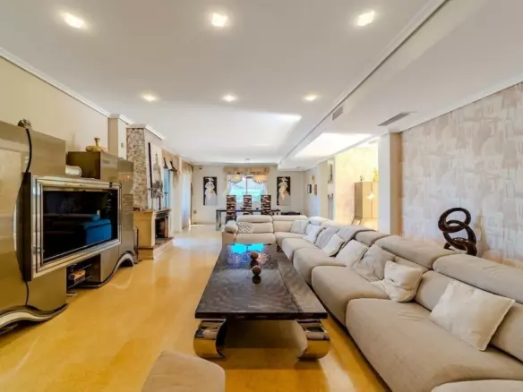 5-bedroom Villa In Torrevieja, Spain (438 M²)