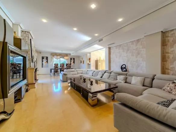 5-bedroom Villa In Torrevieja, Spain (438 M²)