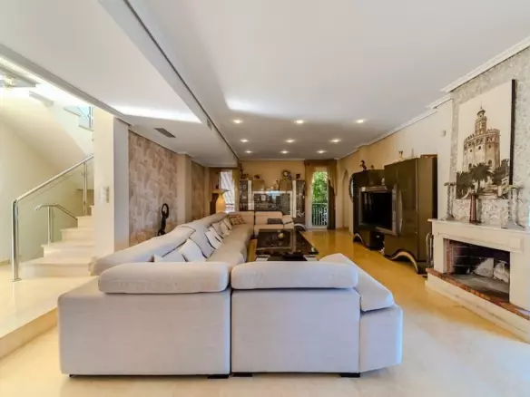 5-bedroom Villa In Torrevieja, Spain (438 M²)