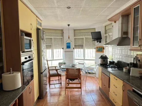 5-bedroom Semi In Torrevieja, Spain (170 M²)