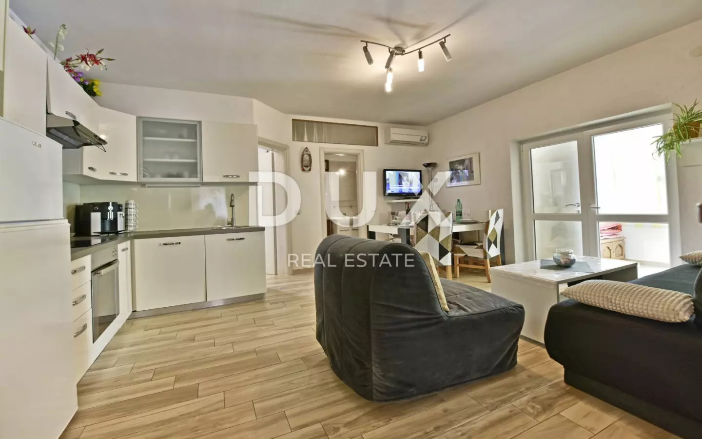 9-bedroom Detached House In Poreč, Croatia (280 M²)