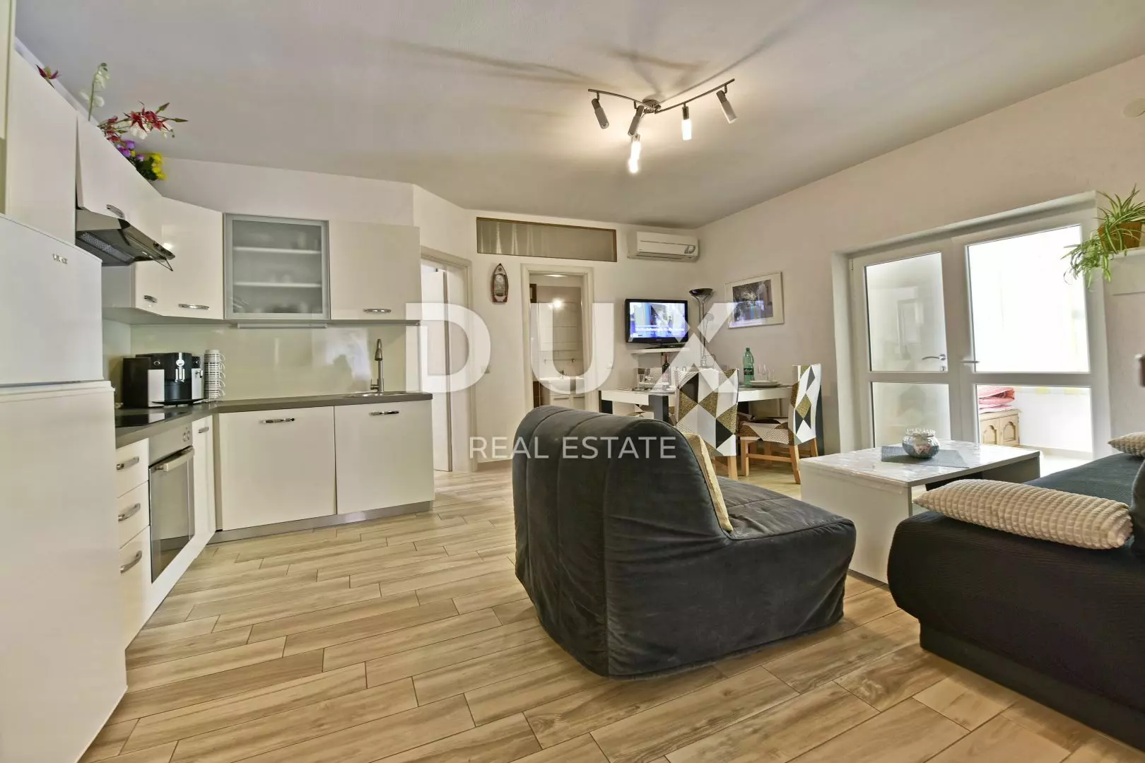 9-bedroom Detached House In Poreč, Croatia (280 M²)