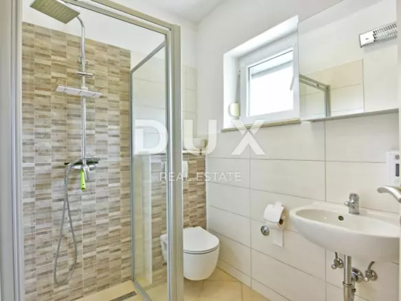 9-bedroom Detached House In Poreč, Croatia (280 M²)