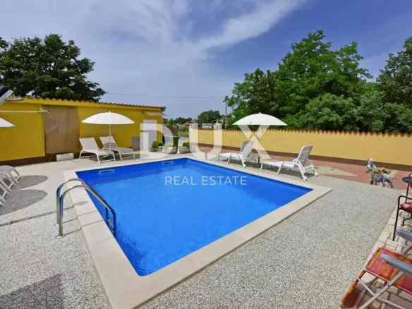 9-bedroom Detached House In Poreč, Croatia (280 M²)
