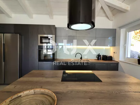 4-bedroom Villa In Jadranovo, Croatia (200 M²)