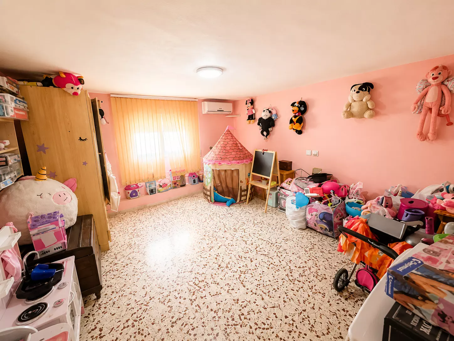 5-bedroom Villa In Torrevieja, Spain (200 M²)