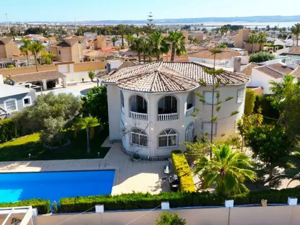 5-bedroom Villa In Torrevieja, Spain (220 M²)