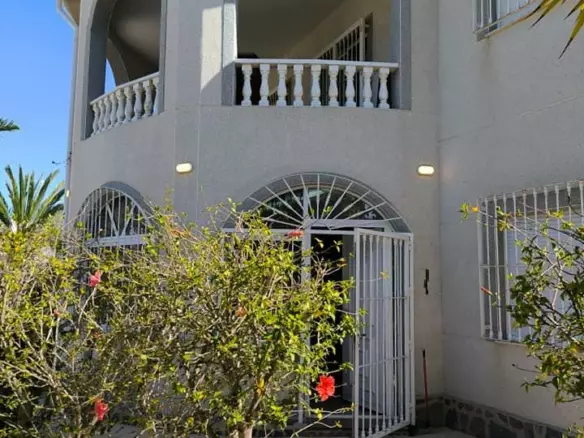 5-bedroom Villa In Torrevieja, Spain (220 M²)