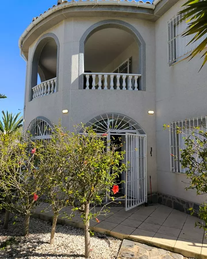 5-bedroom Villa In Torrevieja, Spain (220 M²)