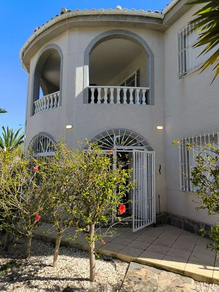5-bedroom Villa In Torrevieja, Spain (220 M²)