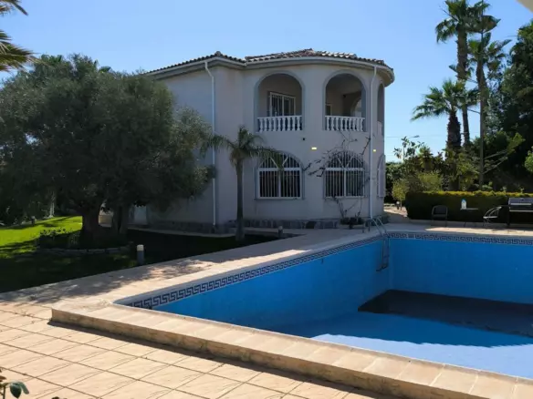 5-bedroom Villa In Torrevieja, Spain (220 M²)