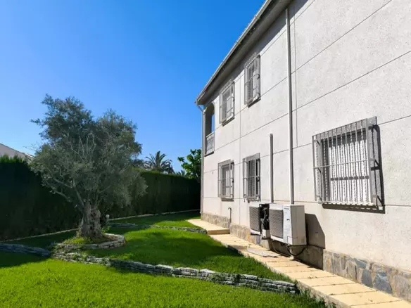 5-bedroom Villa In Torrevieja, Spain (220 M²)