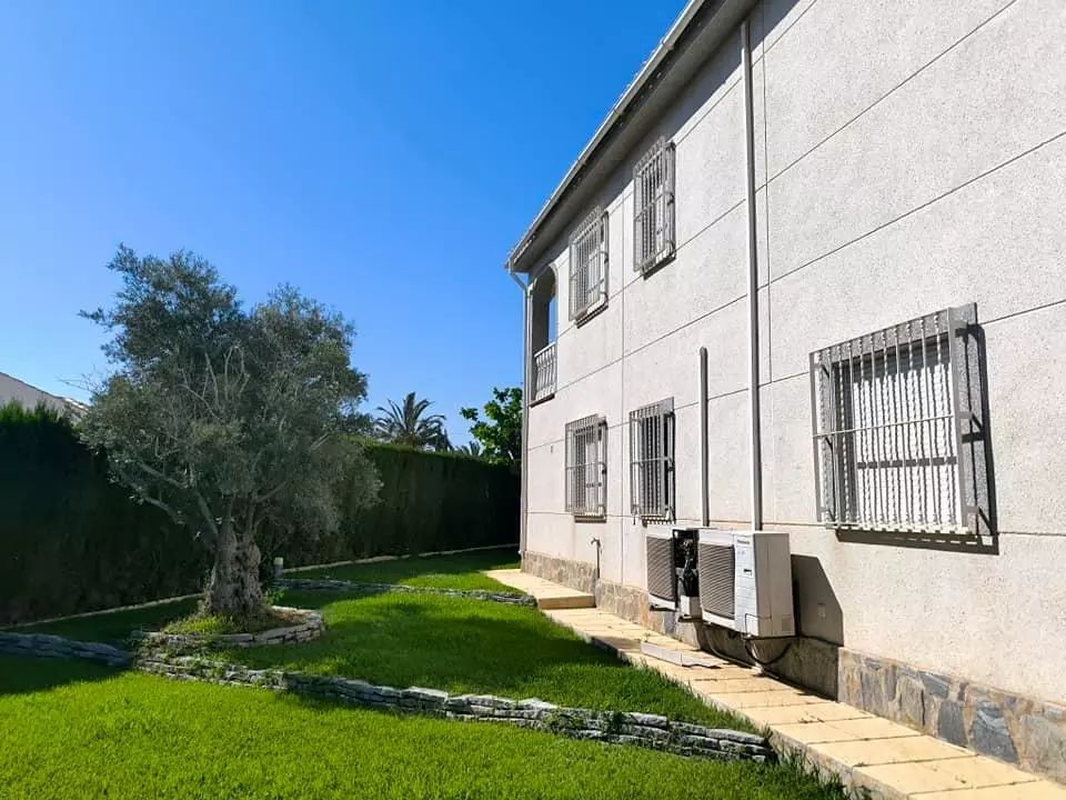 5-bedroom Villa In Torrevieja, Spain (220 M²)
