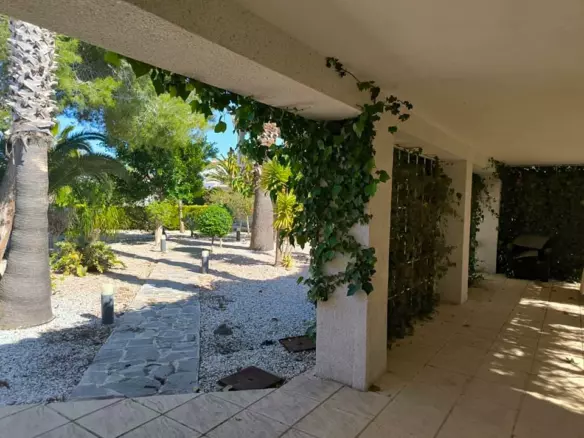 5-bedroom Villa In Torrevieja, Spain (220 M²)