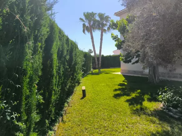 5-bedroom Villa In Torrevieja, Spain (220 M²)
