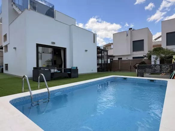 5-bedroom Villa In Torrevieja, Spain (194 M²)