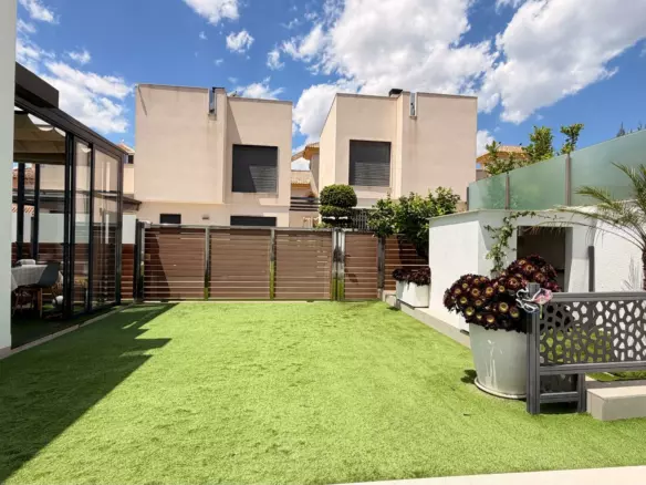 5-bedroom Villa In Torrevieja, Spain (194 M²)