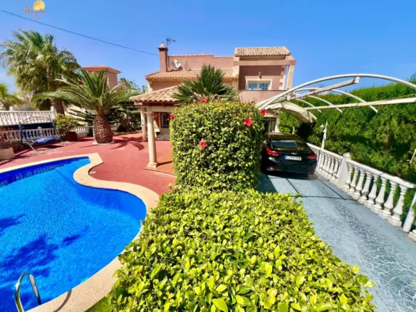 3-bedroom Villa In Torrevieja, Spain (253 M²)