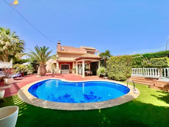 3-bedroom Villa In Torrevieja, Spain (253 M²)