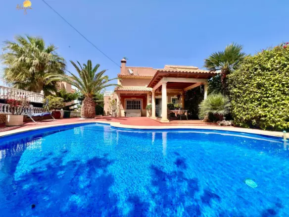 3-bedroom Villa In Torrevieja, Spain (253 M²)