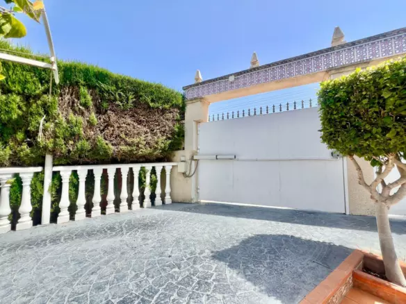 3-bedroom Villa In Torrevieja, Spain (253 M²)
