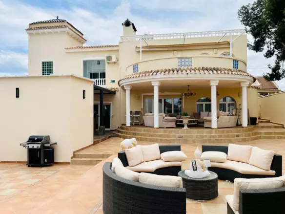 4-bedroom Villa In San Miguel De Salinas, Spain (302 M²)