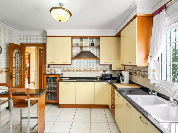 5-bedroom Villa In Torrevieja, Spain (440 M²)