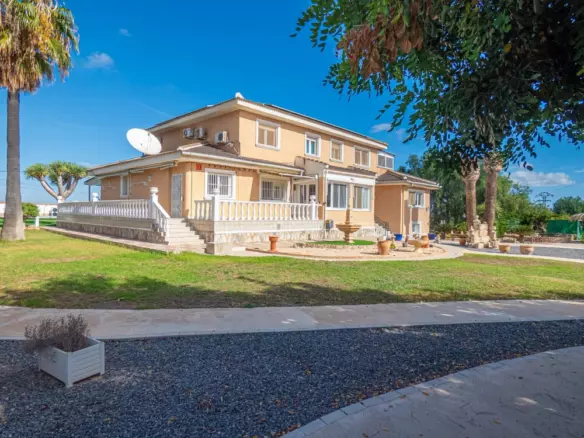 7-bedroom Villa In San Miguel De Salinas, Spain (416 M²)