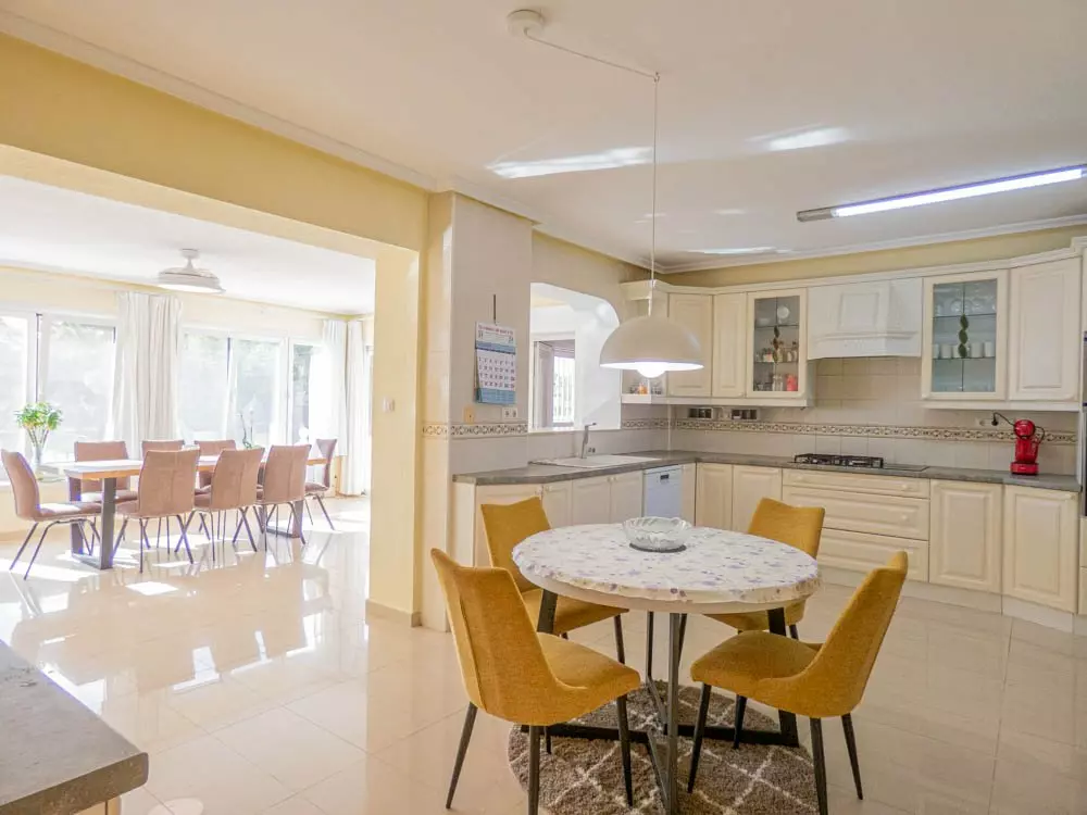 7-bedroom Villa In San Miguel De Salinas, Spain (416 M²)
