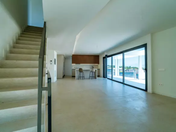 4-bedroom Villa In Alhaurín De La Torre, Spain (259 M²)
