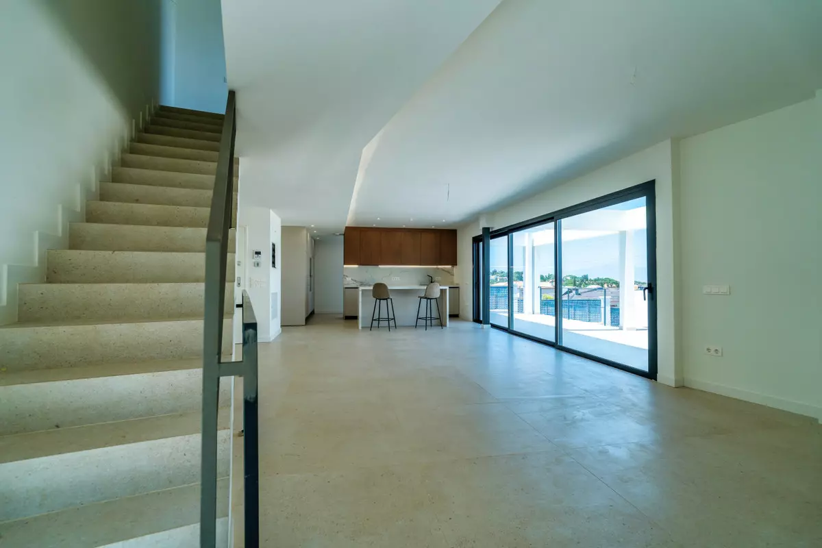 4-bedroom Villa In Alhaurín De La Torre, Spain (259 M²)
