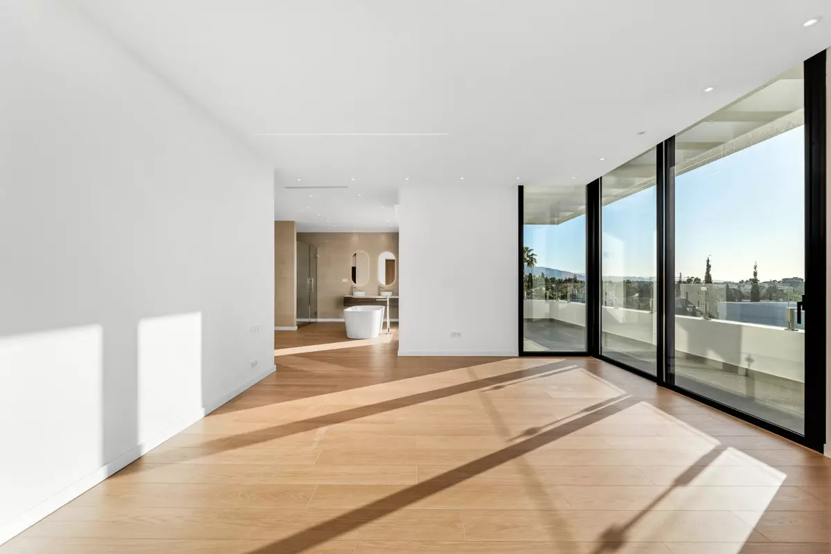 6-bedroom Villa In Benahavis, Spain (1.038 M²)