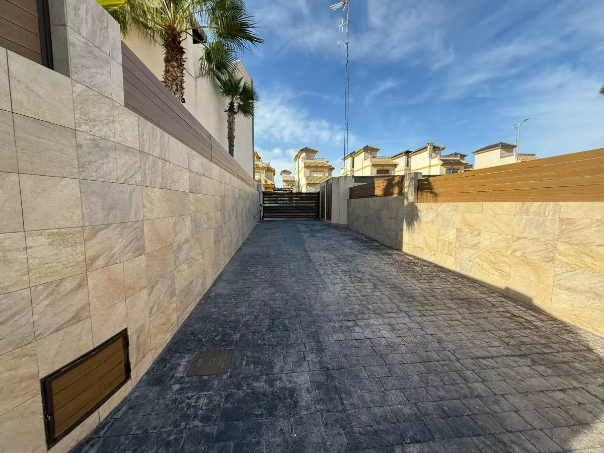 3-bedroom Villa In Los Montesinos, Spain (110 M²)