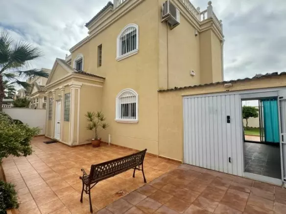 4-bedroom Villa In Torrevieja, Spain (124 M²)