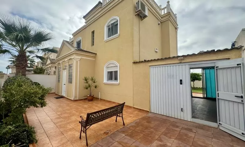 4-bedroom Villa In Torrevieja, Spain (124 M²)