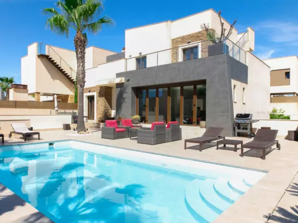 4-bedroom Villa In Torrevieja, Spain (324 M²)