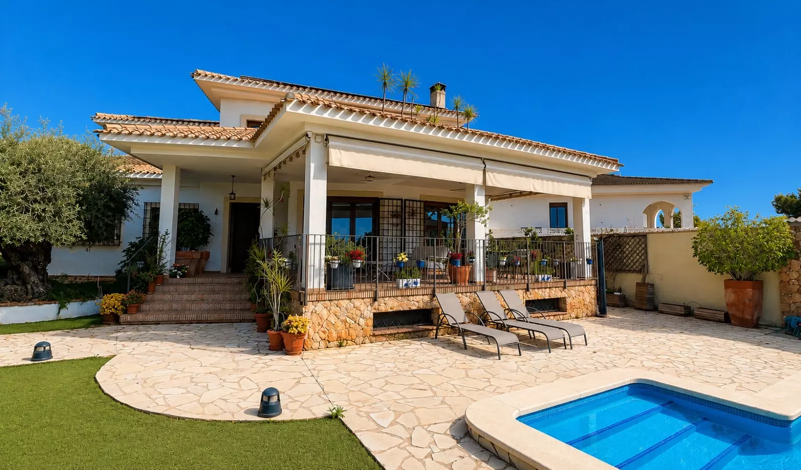 7-bedroom Villa In Pilar De La Horadada, Spain (450 M²)