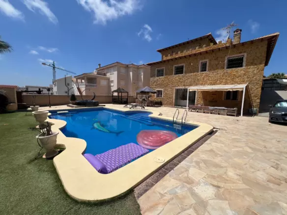 6-bedroom Villa In San Fulgencio, Spain (323 M²)