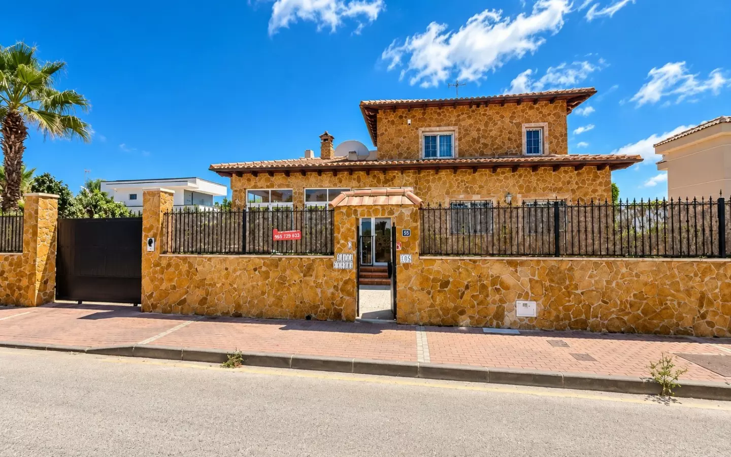 6-bedroom Villa In San Fulgencio, Spain (323 M²)