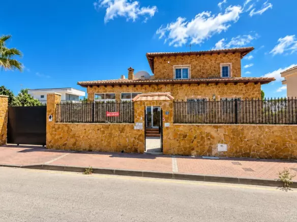 6-bedroom Villa In San Fulgencio, Spain (323 M²)