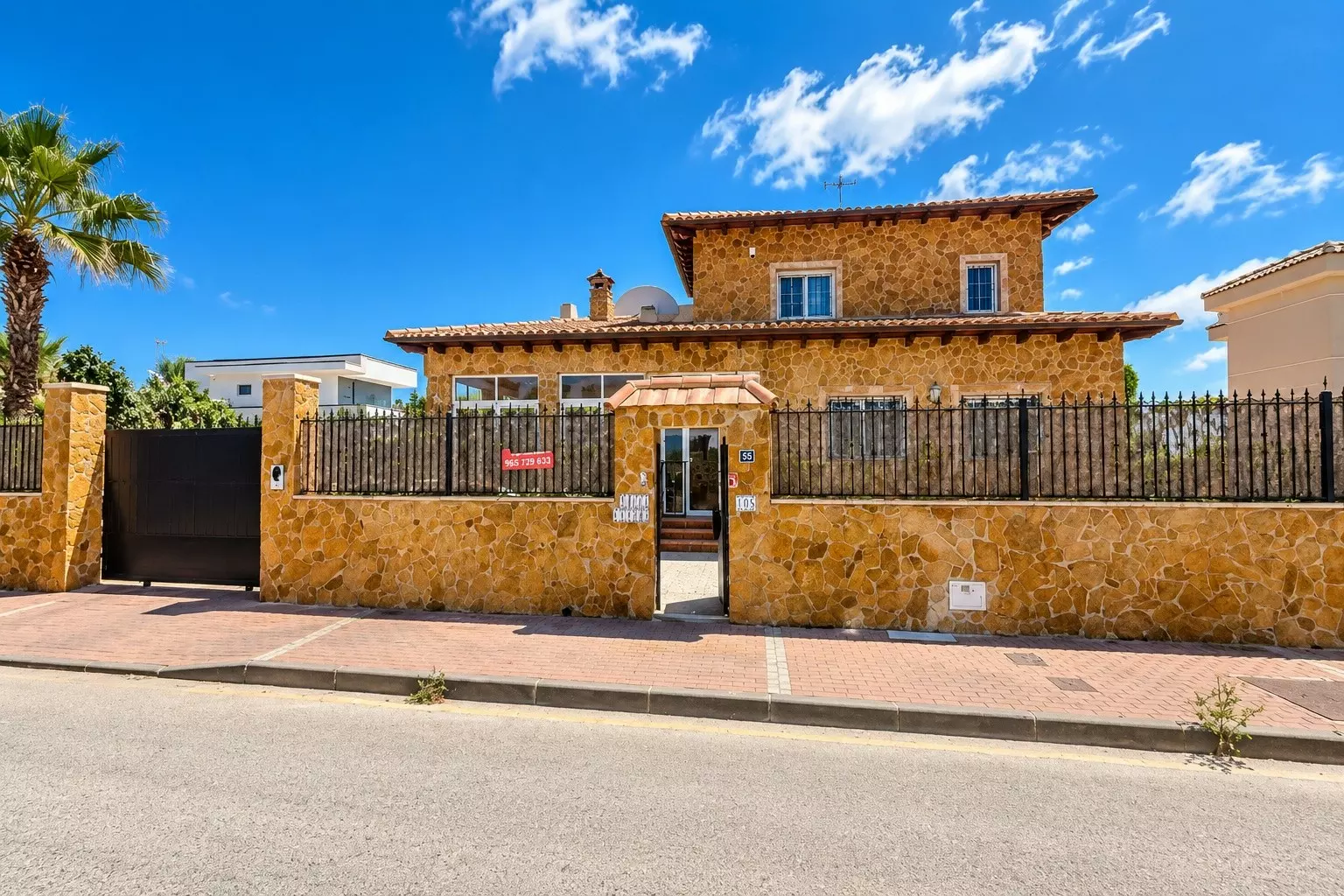6-bedroom Villa In San Fulgencio, Spain (323 M²)