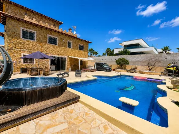 6-bedroom Villa In San Fulgencio, Spain (323 M²)
