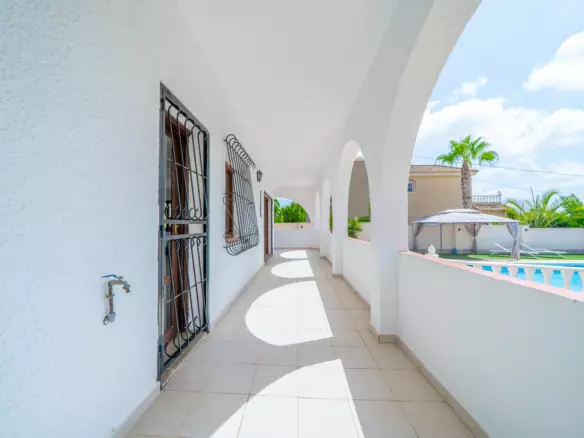 5-bedroom Villa In Torrevieja, Spain (223 M²)