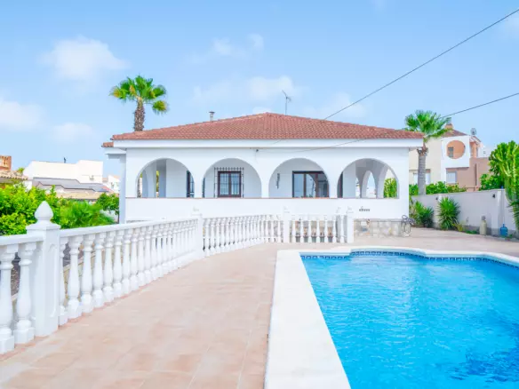 5-bedroom Villa In Torrevieja, Spain (223 M²)