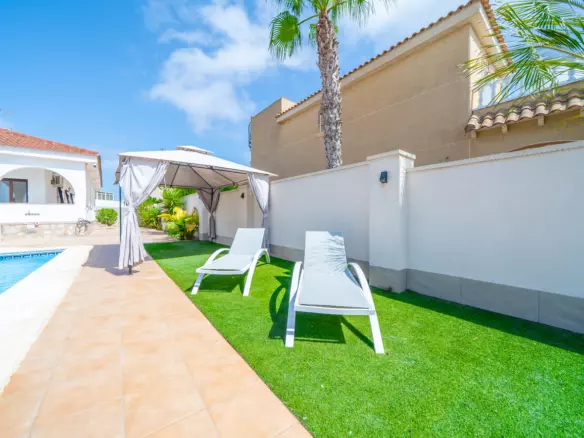 5-bedroom Villa In Torrevieja, Spain (223 M²)