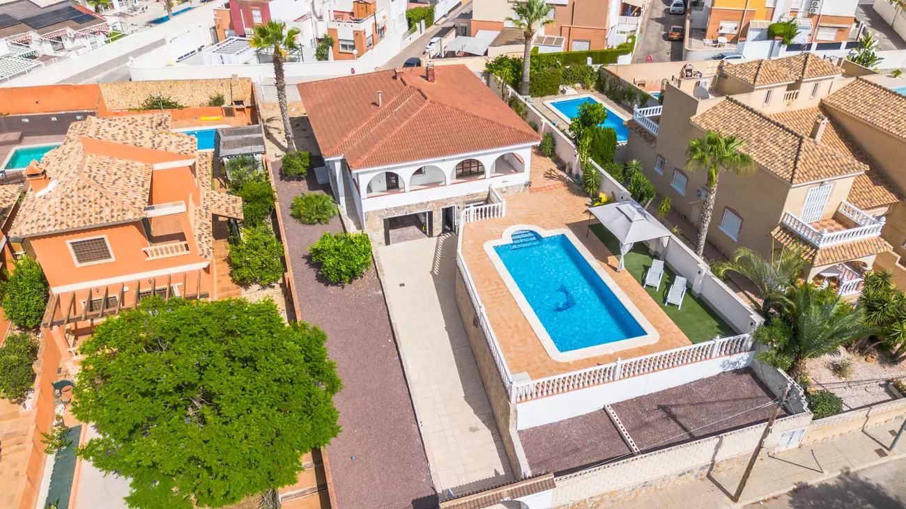 5-bedroom Villa In Torrevieja, Spain (223 M²)